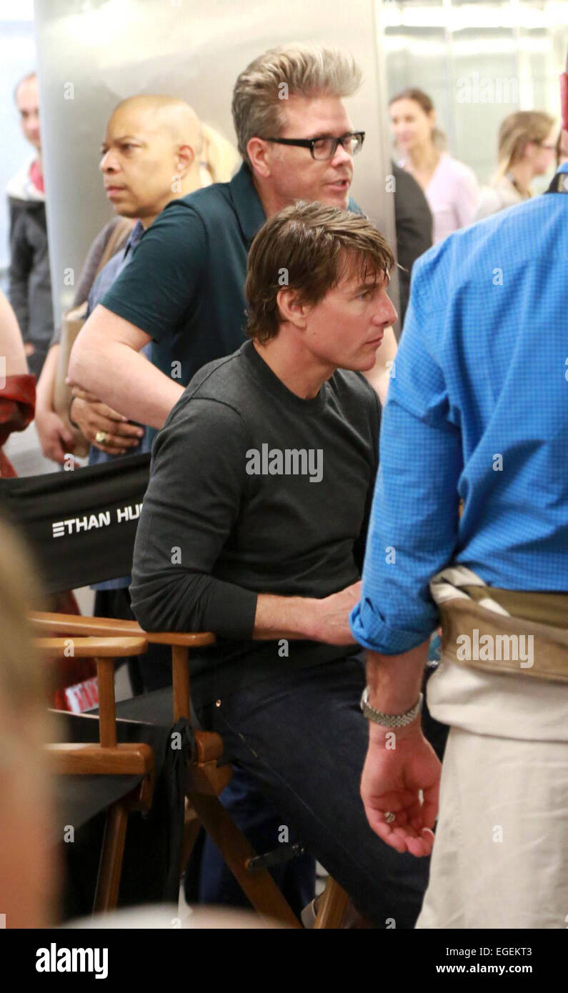 Le tournage a lieu sur l'ensemble de la 'Mission : Impossible 5' à une station de métro à Vienne avec : Tom Cruise,Christopher McQuarrie Où : Vienne, Autriche Quand : 21 août 2014 Banque D'Images