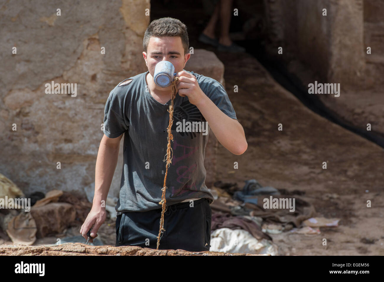 Travailleur du cuir tannerie Fès, mourant de la coupe de l'eau potable Banque D'Images