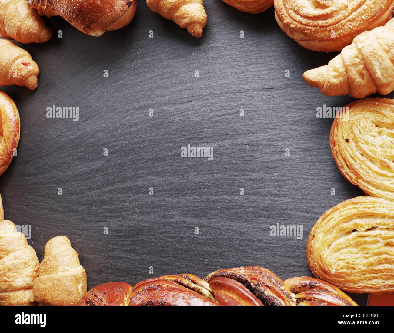 Produits de boulangerie disposés comme image sur carton gris. Banque D'Images