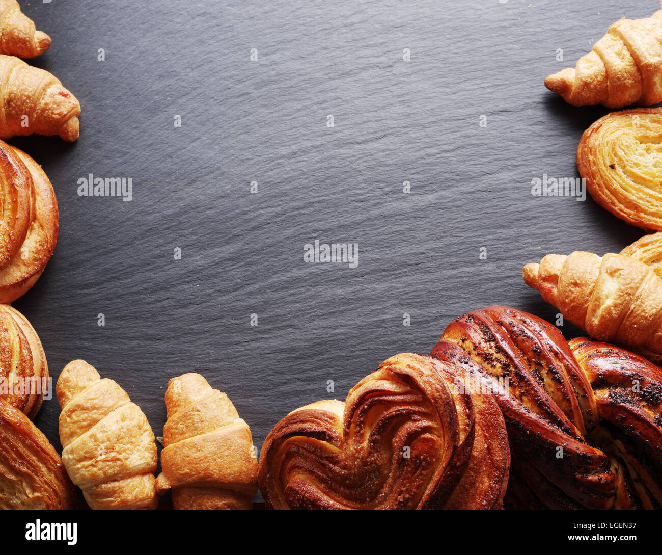 Produits de boulangerie disposés comme image sur carton gris. Banque D'Images