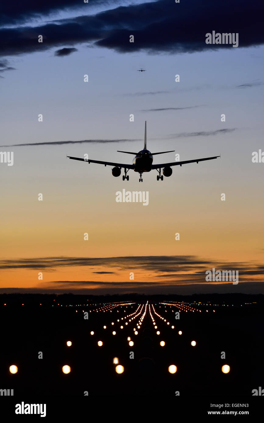 Au coucher du soleil, d'atterrissage des avions Airbus, piste, les phares d'atterrissage, l'aéroport de Munich Franz Josef Strauss' ', Munich, Haute-Bavière, Bavière Banque D'Images