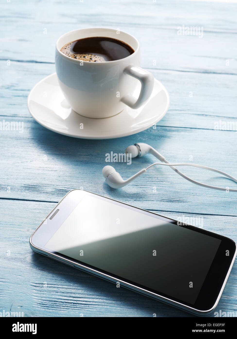 Pause café. Table de bureau avec différents gadgets sur elle. Vue d'en haut. Banque D'Images