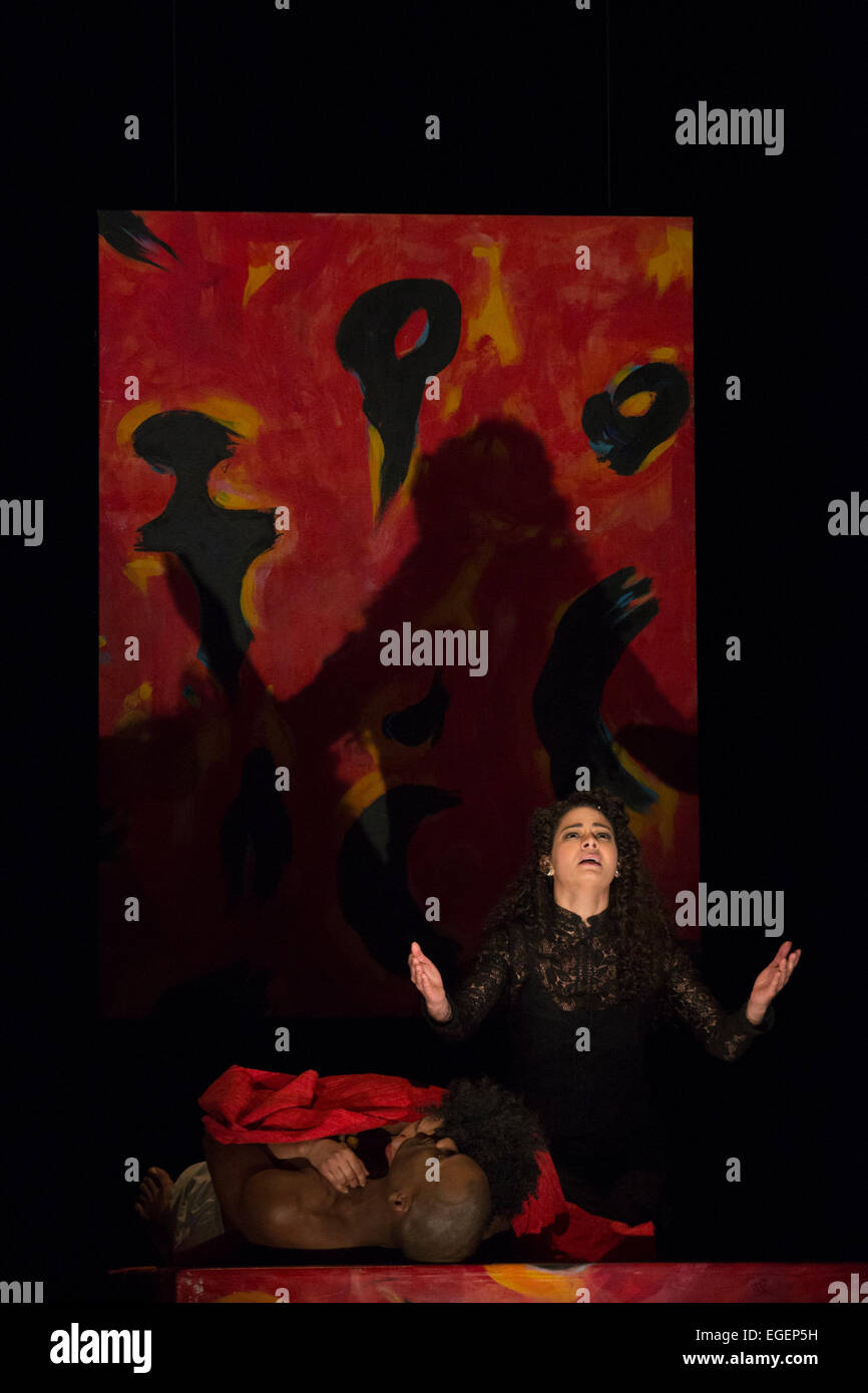 Londres, Royaume-Uni. 23 février 2015. L-R : Noah Stewart, Julia Bullock et Maritxell Carrero. Répétition générale de la semi-opéra 'inachevé l'Indian Queen' de Henry Purcell, rempli par le directeur de l'ENO en résidence Peter Sellars au London Coliseum. Chants et cantiques de Purcell, avec des textes de Katherine Philips, George Herbert, John Dryden et autres. Textes parlés par Rosario Aguilar de l'perdu chroniques de la terre ferme. L'ENO Orchestra est dirigé par Laurence Cummings, set design par l'artiste graffiti Gronk. Principaux interprètes : Julia Taureau comme Teculihuatzin La Reine indienne, plus tard Dona Luisa ; Noah Stewart Banque D'Images