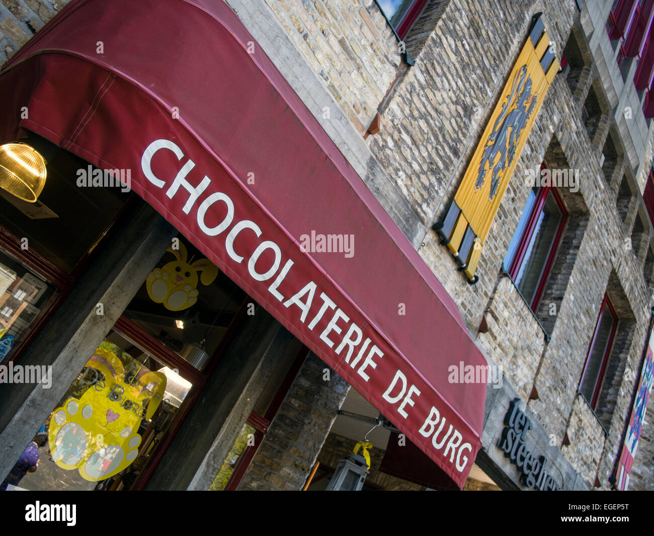 BRUGES, BELGIQUE, Royaume-Uni - 13 AVRIL 2014 : auvent au-dessus de la boutique de chocolat avec enseigne Banque D'Images