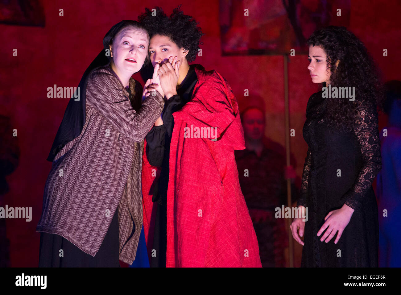 Londres, Royaume-Uni. 23 février 2015. L-R : Lucy Crowe, Julia Bullock et Maritxell Carrero. Répétition générale de la semi-opéra 'inachevé l'Indian Queen' de Henry Purcell, rempli par le directeur de l'ENO en résidence Peter Sellars au London Coliseum. Chants et cantiques de Purcell, avec des textes de Katherine Philips, George Herbert, John Dryden et autres. Textes parlés par Rosario Aguilar de l'perdu chroniques de la terre ferme. L'ENO Orchestra est dirigé par Laurence Cummings, set design par l'artiste graffiti Gronk. Principaux interprètes : Julia Taureau comme Teculihuatzin La Reine indienne, plus tard Dona Luisa ; Noah Stewart comme Banque D'Images