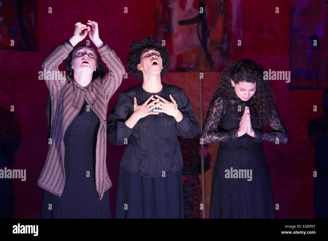 Londres, Royaume-Uni. 23 février 2015. L-R : Lucy Crowe, Julia Bullock et Maritxell Carrero. Répétition générale de la semi-opéra 'inachevé l'Indian Queen' de Henry Purcell, rempli par le directeur de l'ENO en résidence Peter Sellars au London Coliseum. Chants et cantiques de Purcell, avec des textes de Katherine Philips, George Herbert, John Dryden et autres. Textes parlés par Rosario Aguilar de l'perdu chroniques de la terre ferme. L'ENO Orchestra est dirigé par Laurence Cummings, set design par l'artiste graffiti Gronk. Principaux interprètes : Julia Taureau comme Teculihuatzin La Reine indienne, plus tard Dona Luisa ; Noah Stewart comme Banque D'Images