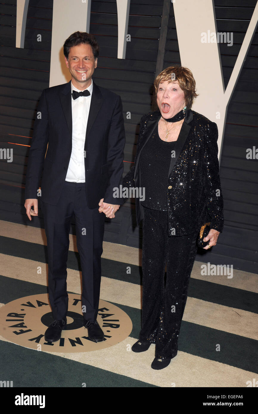 Beverly Hills, Californie. Feb 22, 2015. Bennett Miller et Shirley MacLaine participant à la Vanity Fair Oscar Party 2015 le 22 février 2015 à Beverly Hills, en Californie./photo : dpa Crédit alliance/Alamy Live News Banque D'Images