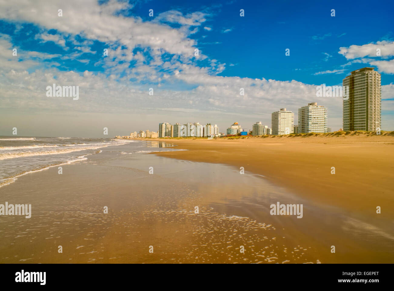 Vue panoramique sur une plage de sable fin à Punta del Este Banque D'Images