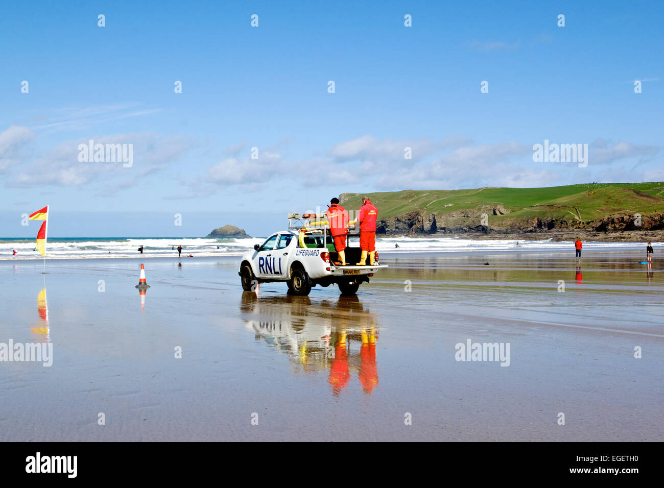 Les sauveteurs RNLI en patrouille sur la plage de Polzeath, Cornwall UK sur une journée de printemps ensoleillée Banque D'Images