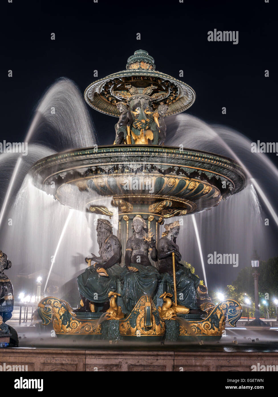 Fontaine sur la Place de la Concorde est éclairée la nuit, Paris, France Banque D'Images