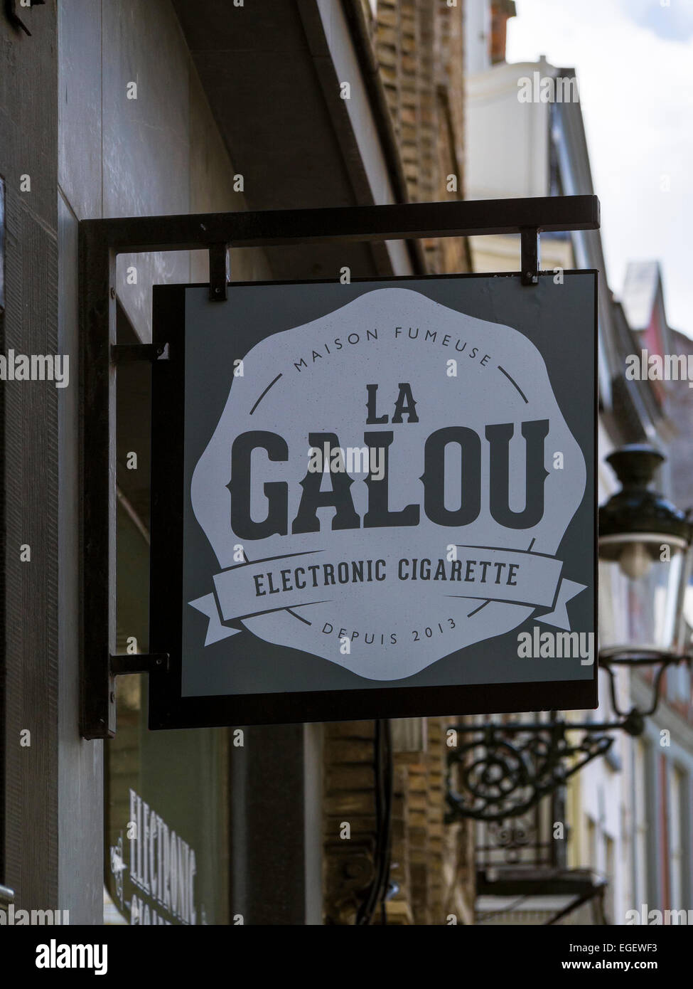 BRUGES, BELGIQUE, Royaume-Uni - 13 AVRIL 2014 : panneau au-dessus de la boutique e-cigarette la Galou à Bruges, Belgique Banque D'Images