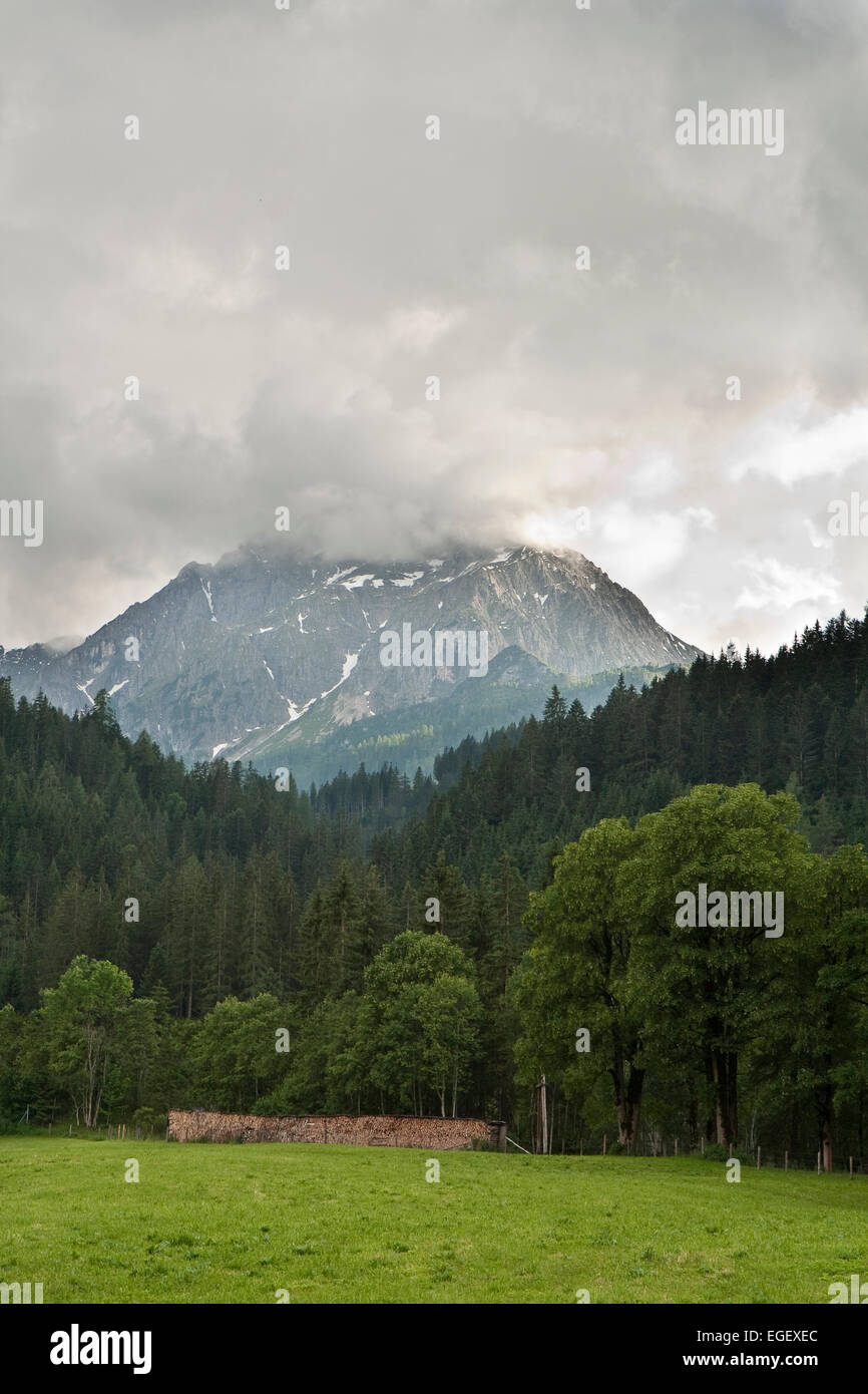 L'approche de la pluie dans les montagnes à Flachau, Autriche Banque D'Images