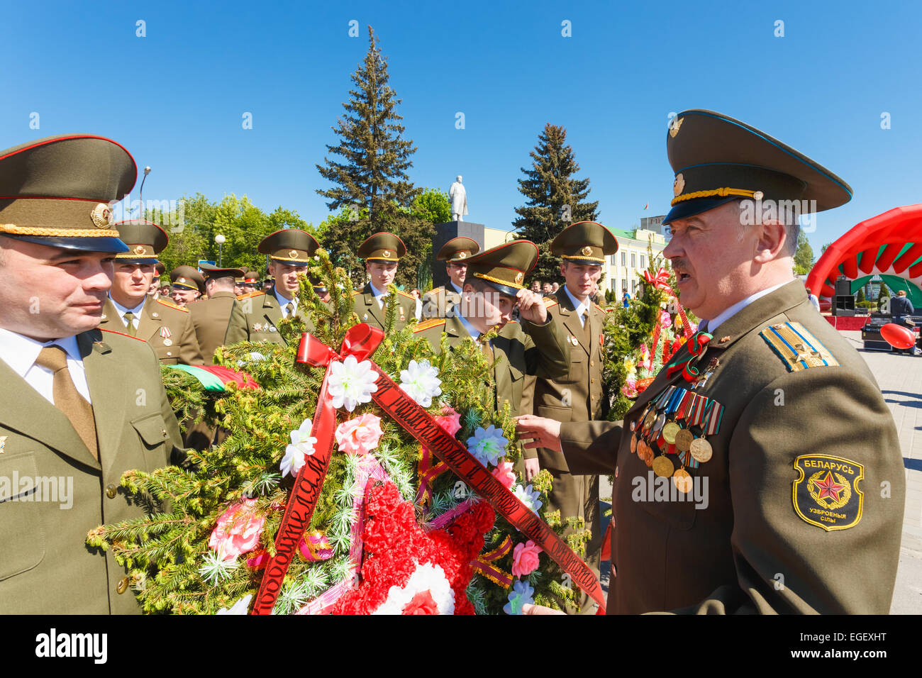 Dobrush région de Gomel (Bélarus), - le 9 mai 2014 : les agents non identifiés se prépare à jeter biélorusse de gerbes au Monument à l'automne Banque D'Images