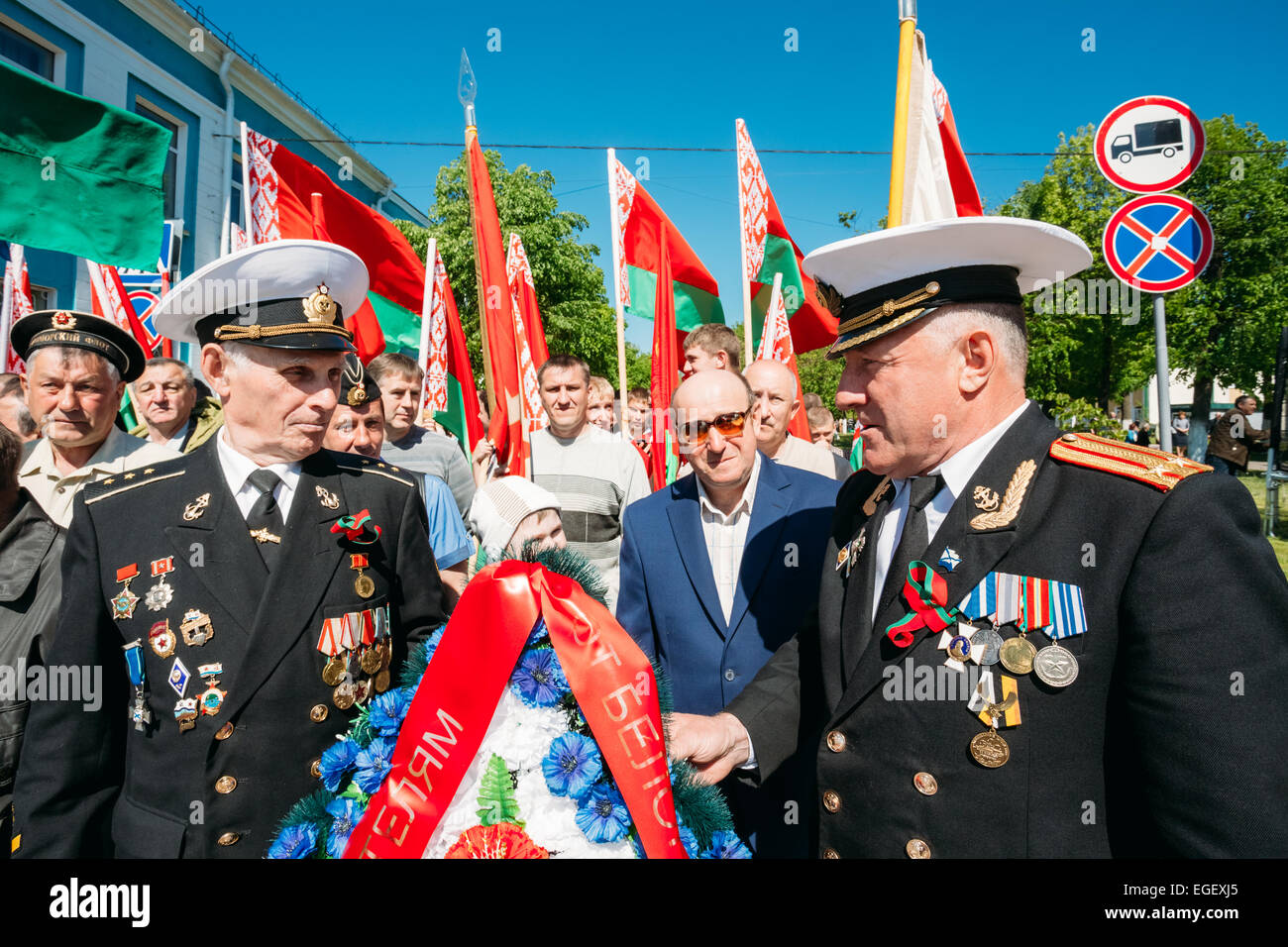 Dobrush région de Gomel (Bélarus), - le 9 mai 2014 : biélorusse non identifiés d'anciens combattants défilent tiennent des couronnes et des drapeaux de la G Banque D'Images