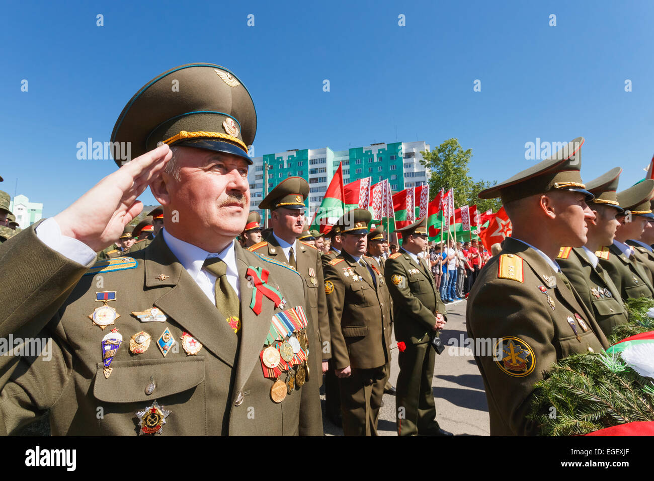 Dobrush région de Gomel (Bélarus), - le 9 mai 2014 : les agents non identifiés afin de déposer des couronnes biélorusse au monument à un soldat Banque D'Images