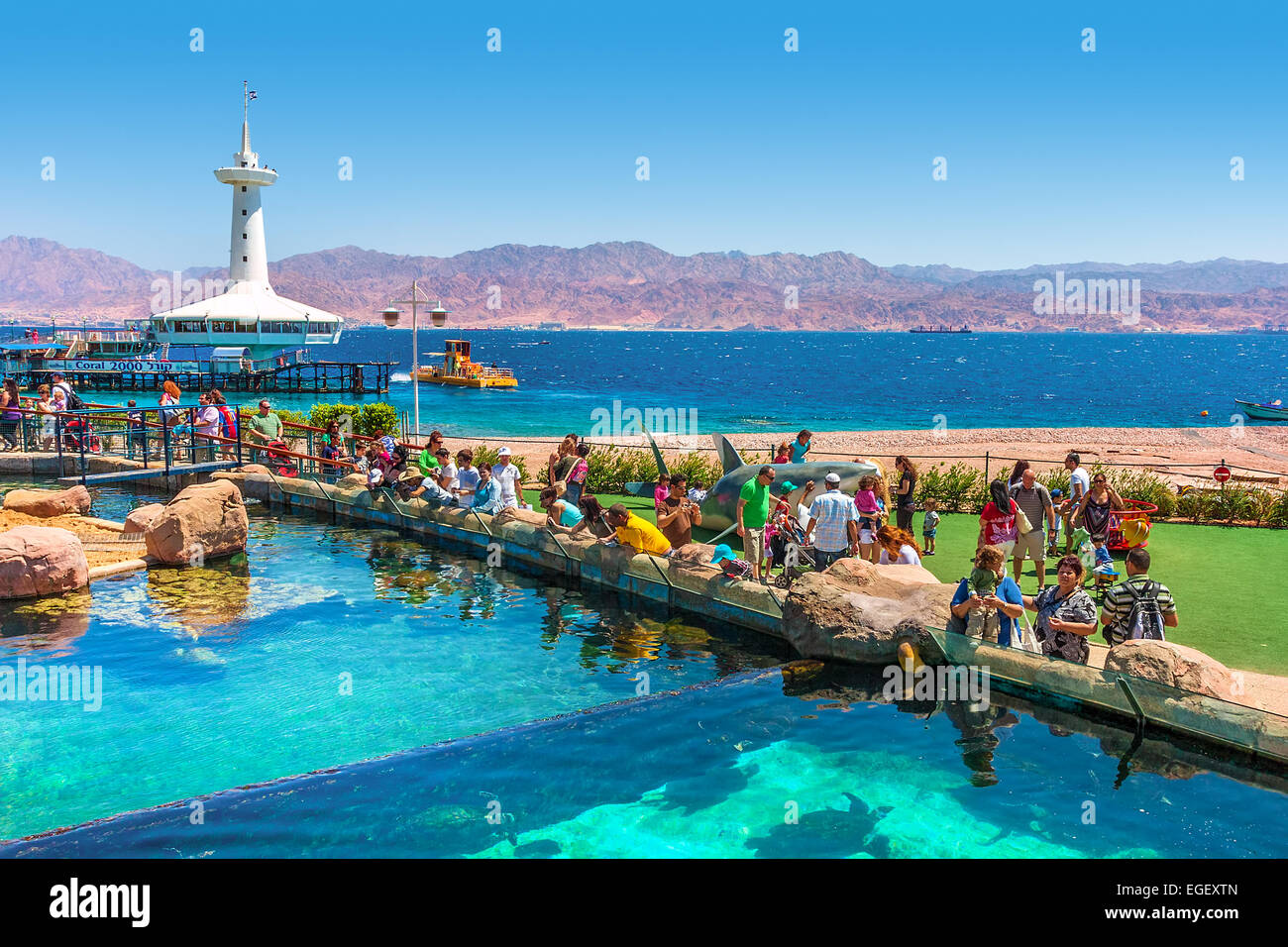 Les visiteurs à Marine Park - sur l'observatoire sous-marin de la Mer Rouge à Eilat, Israël. Banque D'Images