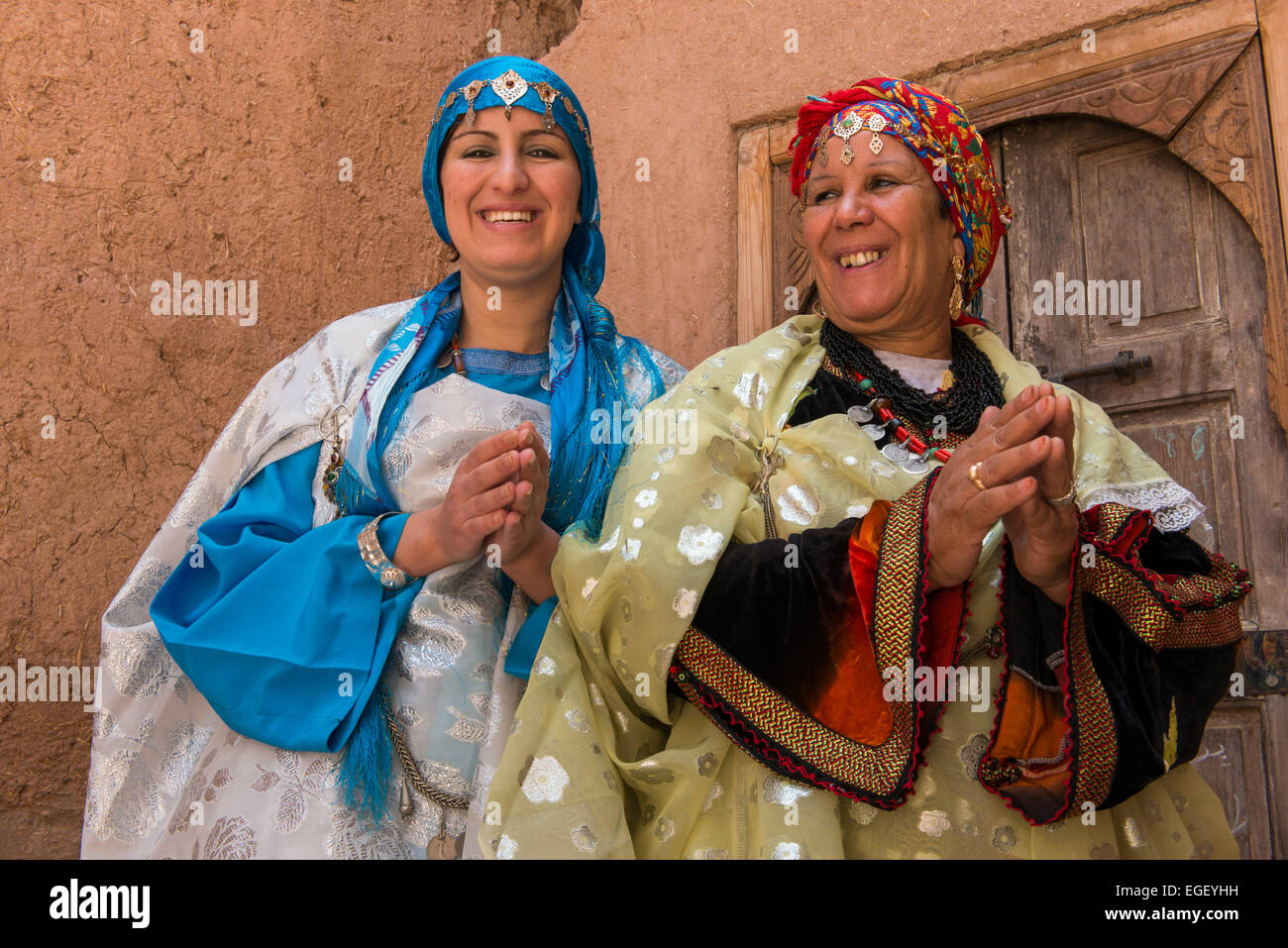 Mère et fille berbère portant des costumes traditionnels, Ouarzazate Banque D'Images