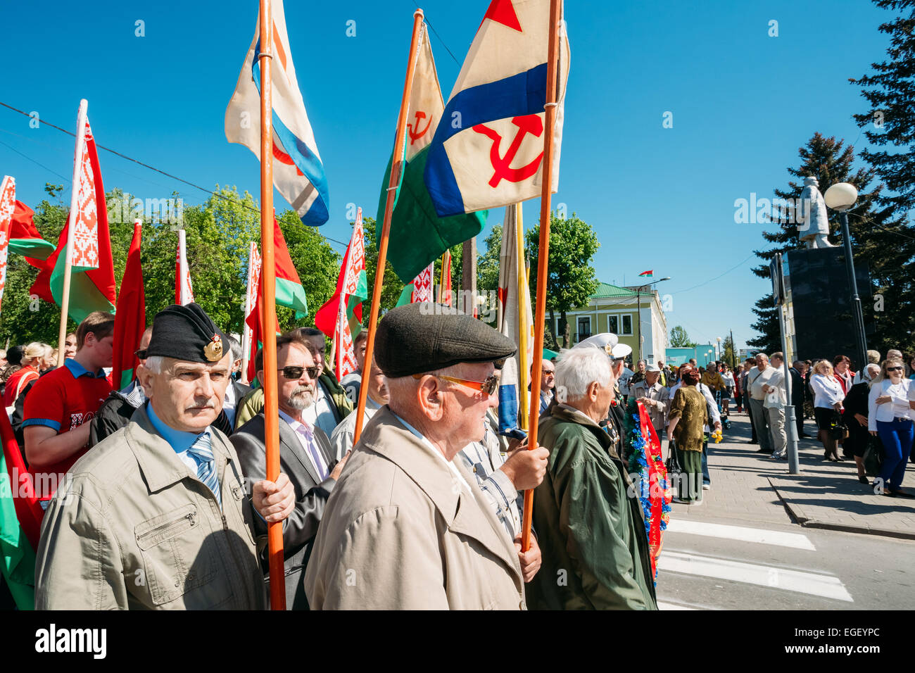 Dobrush région de Gomel (Bélarus), - le 9 mai 2014 : biélorusse non identifiés d'anciens combattants défilent tiennent des couronnes et des drapeaux de la G Banque D'Images