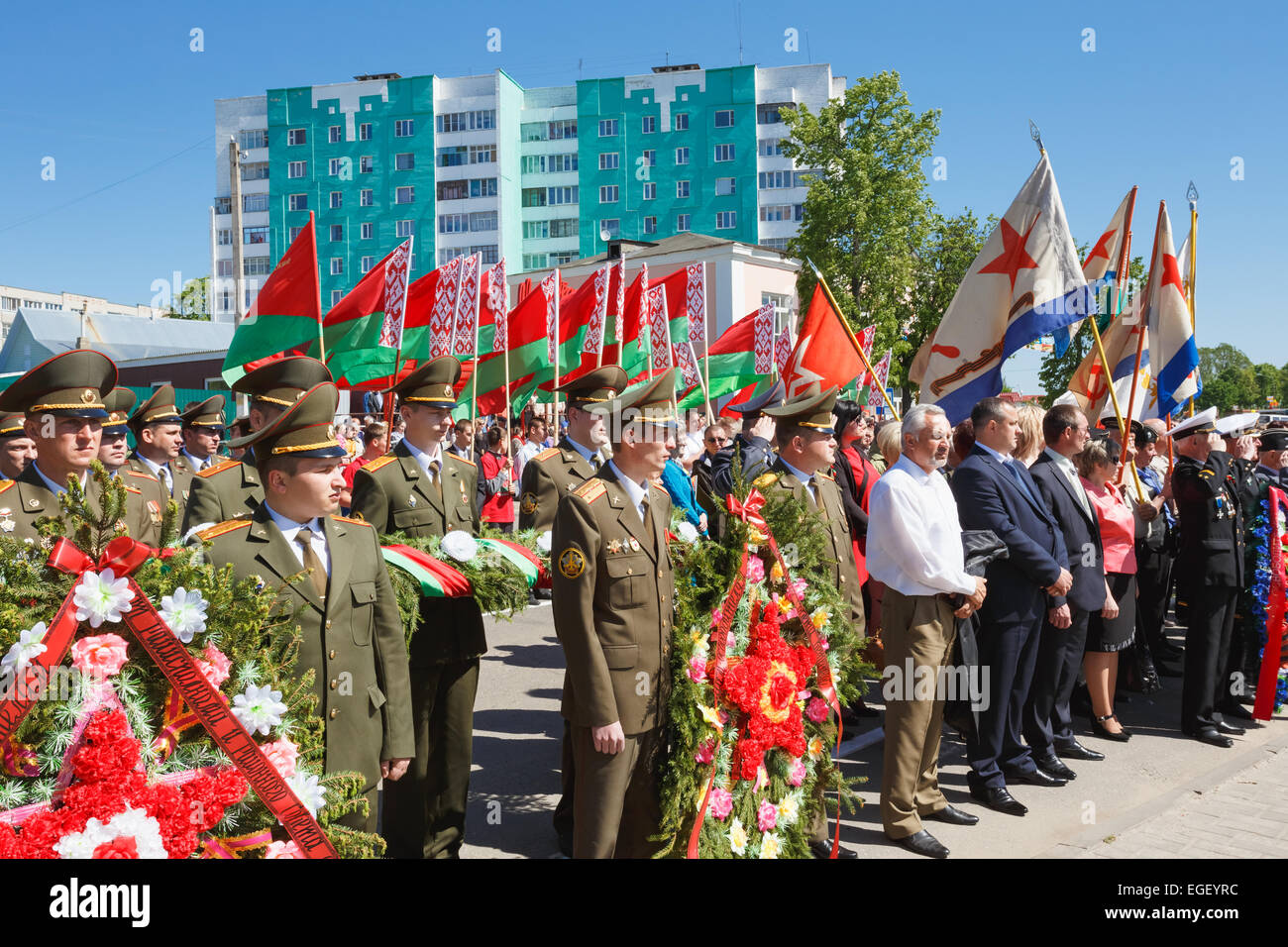 Dobrush région de Gomel (Bélarus), - le 9 mai 2014 : les agents non identifiés afin de déposer des couronnes biélorusse au monument à un soldat Banque D'Images