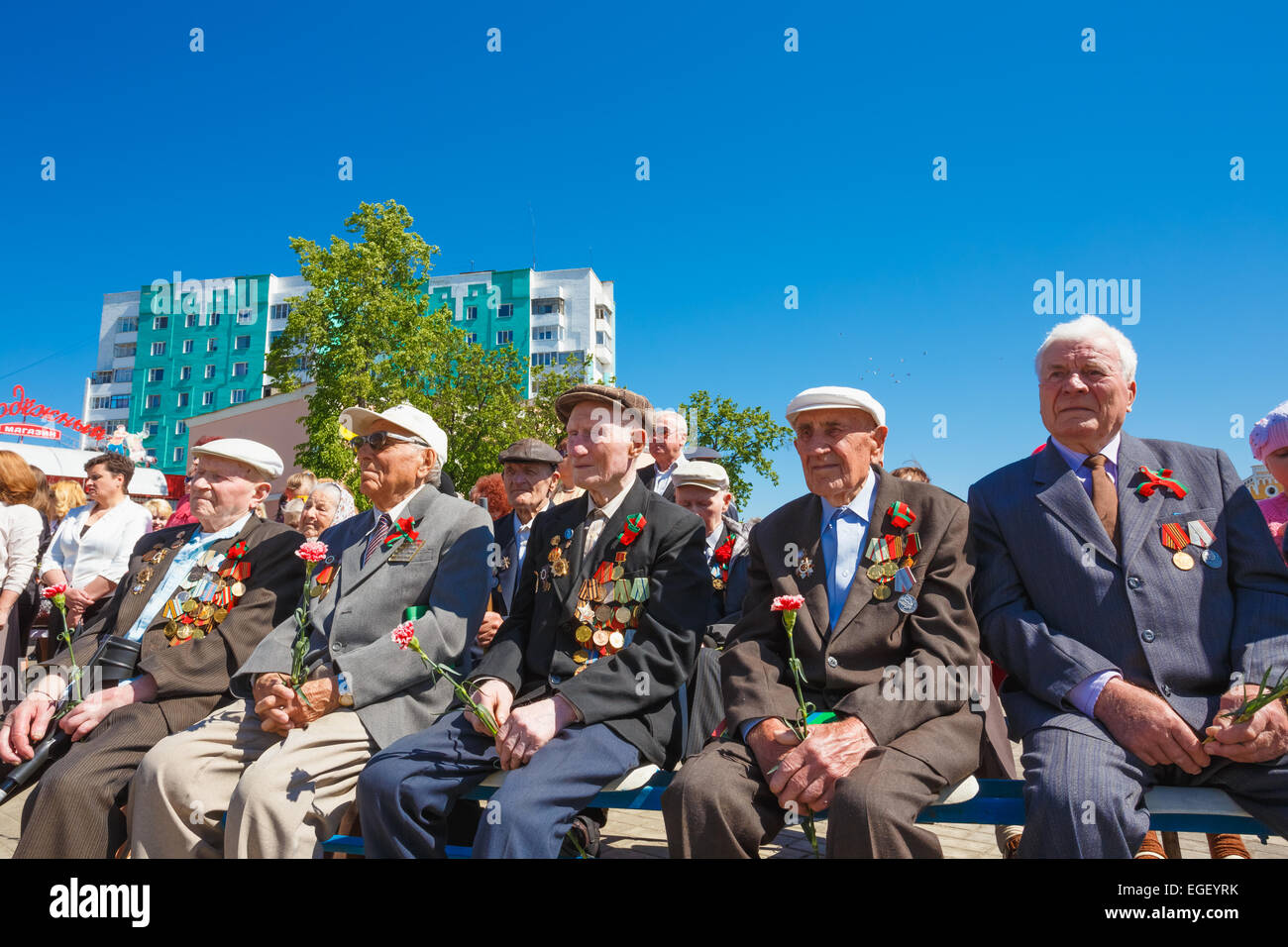 Dobrush région de Gomel (Bélarus), - le 9 mai 2014 : les agents non identifiés au cours de la célébration du Jour de la victoire. Banque D'Images