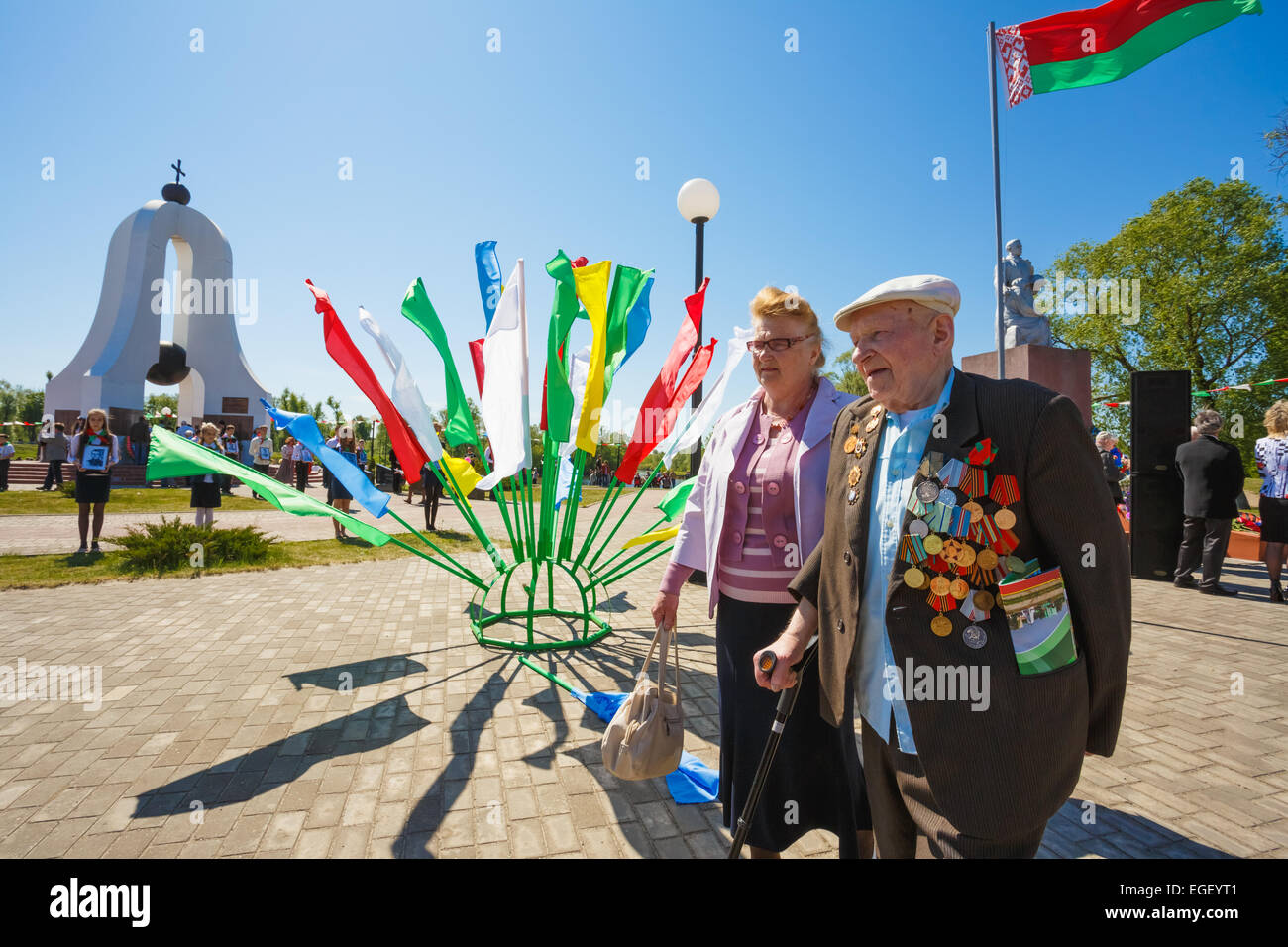 Dobrush région de Gomel (Bélarus), - le 9 mai 2014 : anciens combattants biélorusse non identifiés sur le défilé de la Grande Guerre Patriotique le jour de la Victoire Banque D'Images