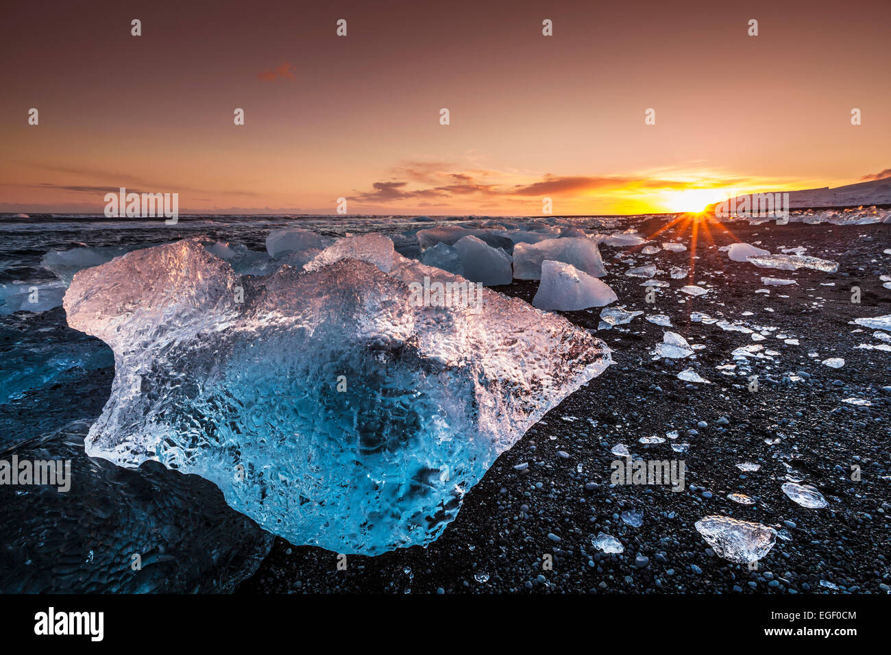 La glace brisée d'icebergs échoués sur la plage noire Jökulsárlón Jökulsárlón au coucher du soleil au sud est de l'Islande Banque D'Images