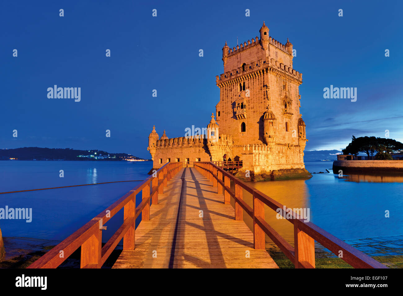 Portugal, Lisbonne : UNESCO World Heritage Site " Torre de Belém' au crépuscule Banque D'Images