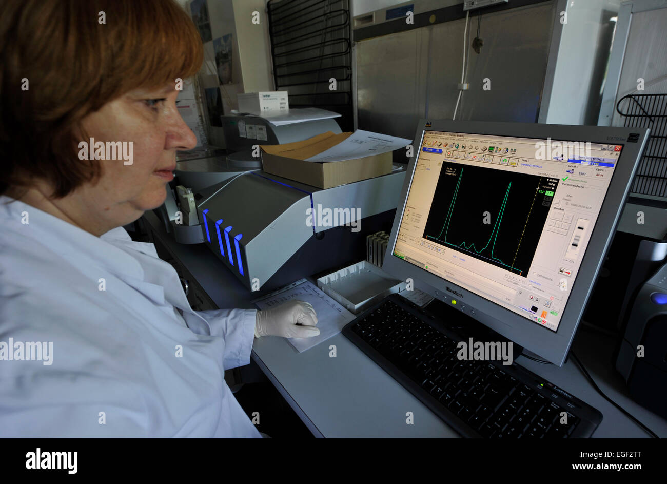 La technologie moderne dans les appareils et un convoyeur à bande permet à l'Institut d'hygiène (Institut de Pathologie) à Gelsenkirchen le Banque D'Images