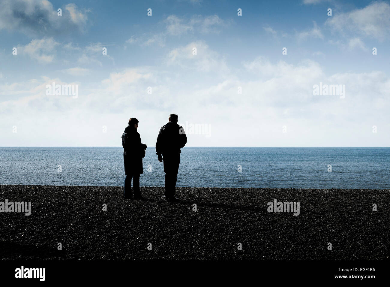 La silhouette d'un couple sur la plage de Brighton. Banque D'Images