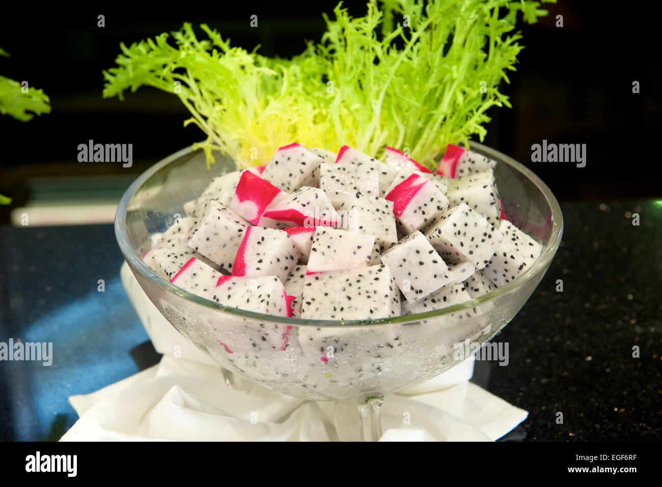 Dragon fruit et légumes dans un bol Banque D'Images