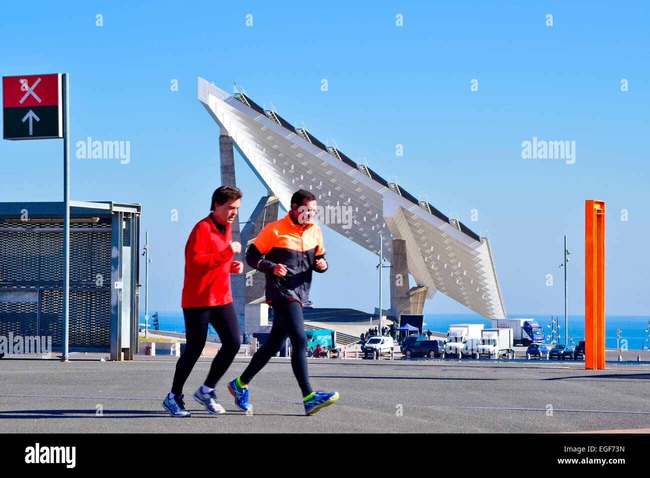 Deux coureurs au Forum. Pergola photovoltaïque, Forum, zone Diagonal Mar, Barcelone. La Catalogne, Espagne. Banque D'Images