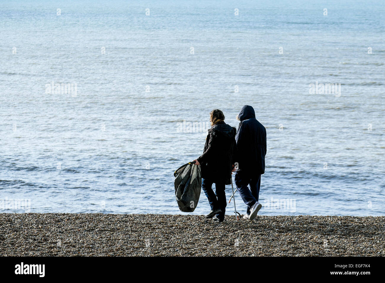 Les gens ramassant de la litière sur la plage de Brighton, dans l'est du Sussex. Banque D'Images