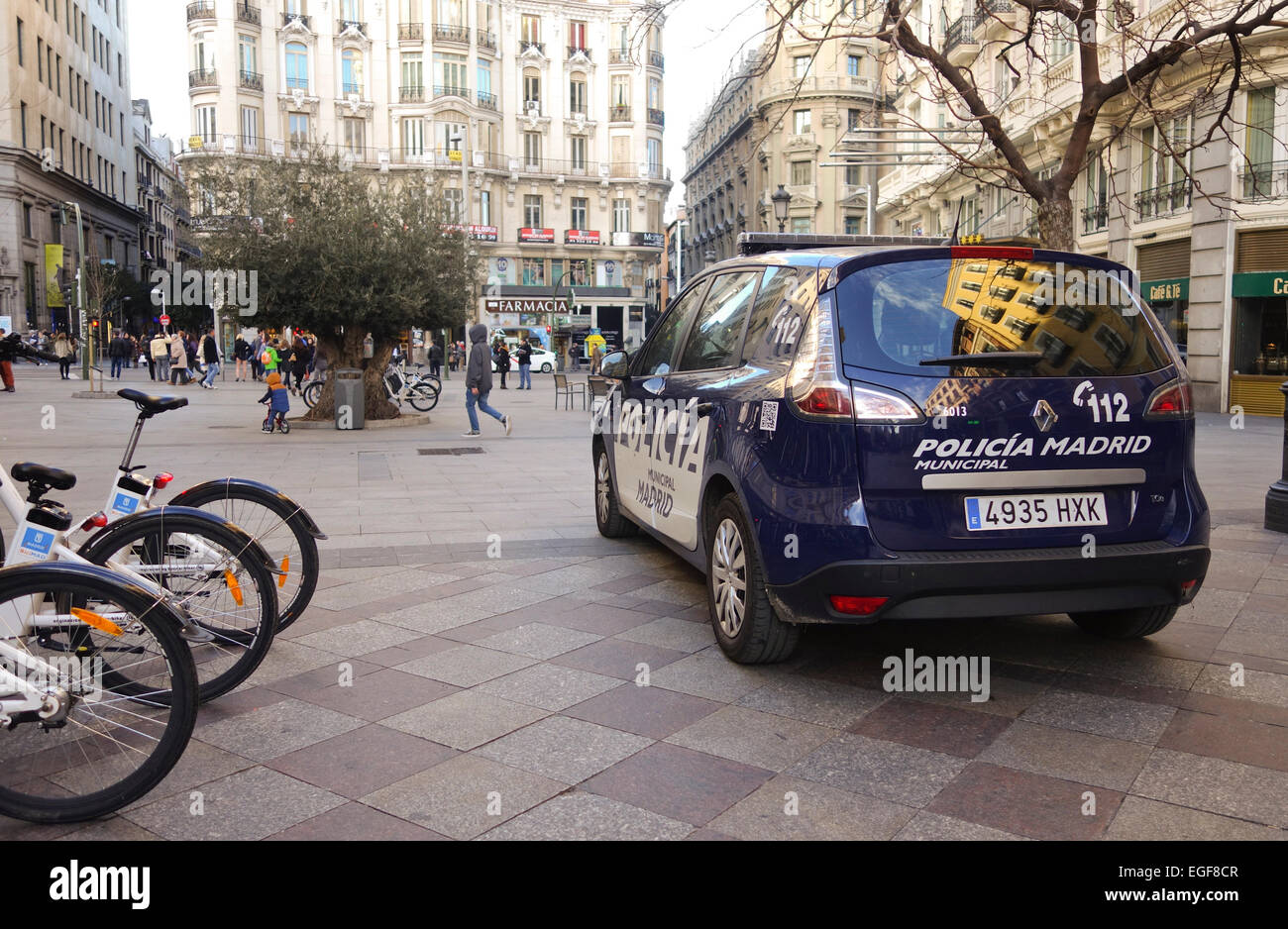La Police municipale de Madrid voiture à la rue de la montera, en zone piétonne, Madrid, Espagne. Banque D'Images