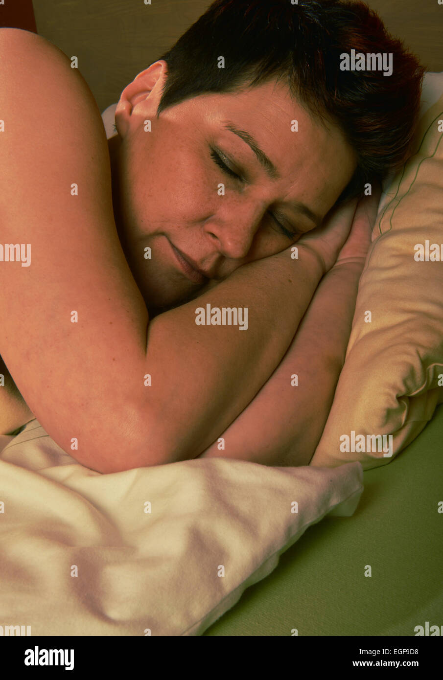 Une femme se trouve dans son lit et dormir. Un sommeil sain est essentiel pour le bien-être d'une personne. Prise le 03/11/2014 à Iserlohn. Banque D'Images