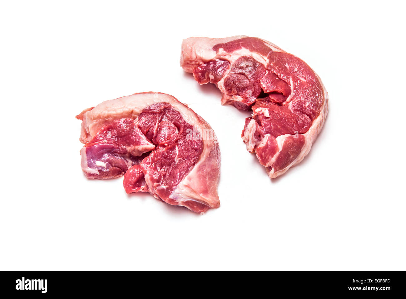 La viande de chèvre cru steaks jambe isolé sur un fond blanc studio. Banque D'Images