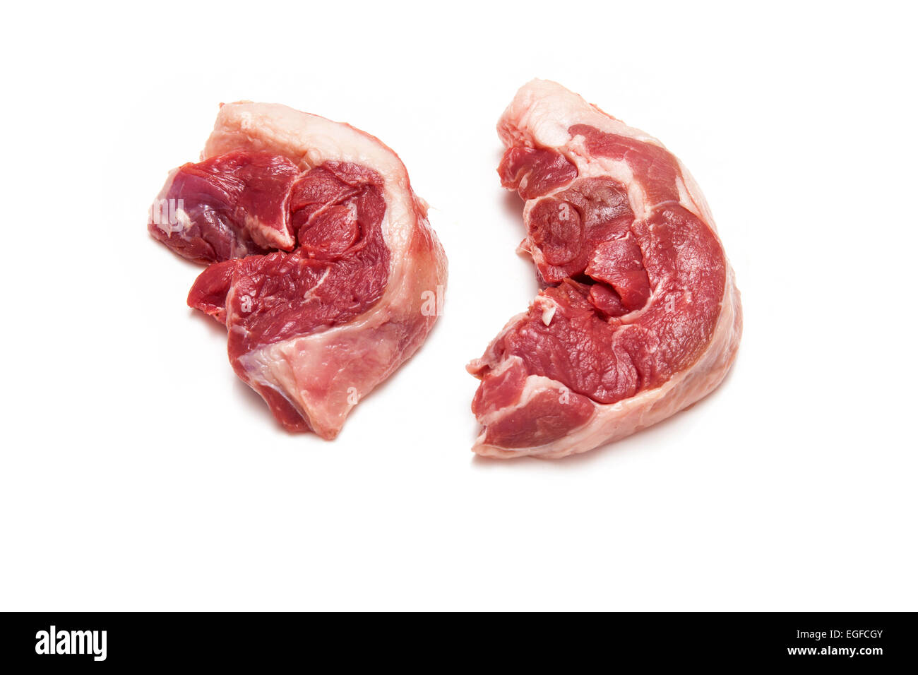 La viande de chèvre cru steaks jambe isolé sur un fond blanc studio. Banque D'Images