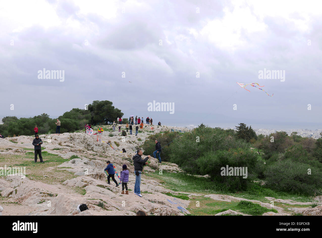Grèce Athènes avec des cerfs-volants sur la colline Filopappou sur Nettoyer le lundi Banque D'Images