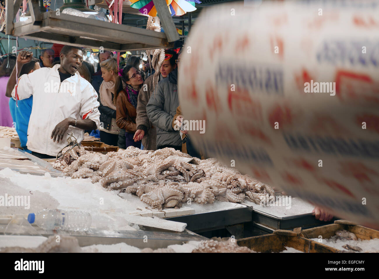 Grèce Athènes le principal marché de poisson de athinas street à sa période la plus chargée de nettoyer le lundi Banque D'Images