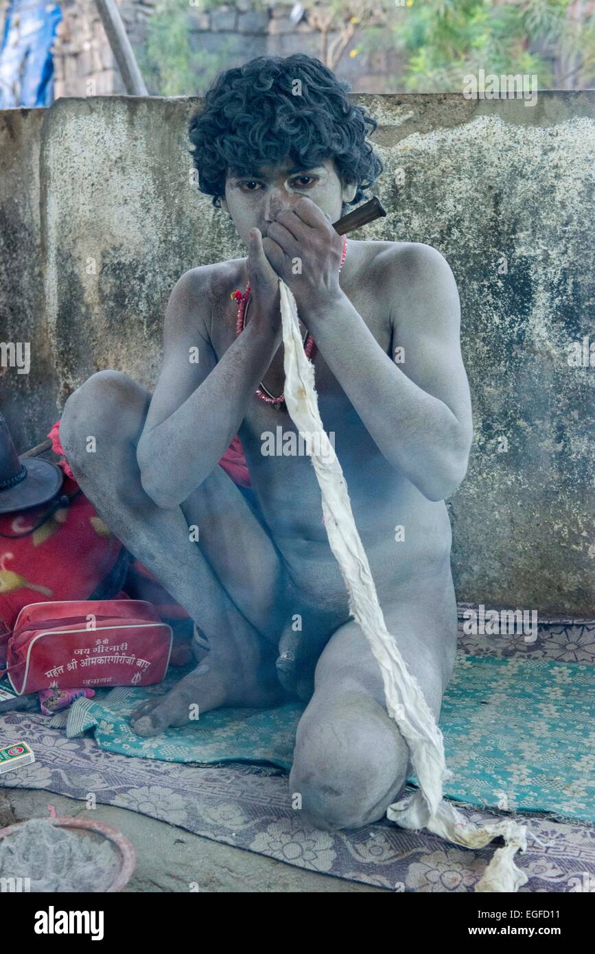 Naga Sadhu Fumeurs Chillum, Shivratri, Mela Bhavnath Banque D'Images