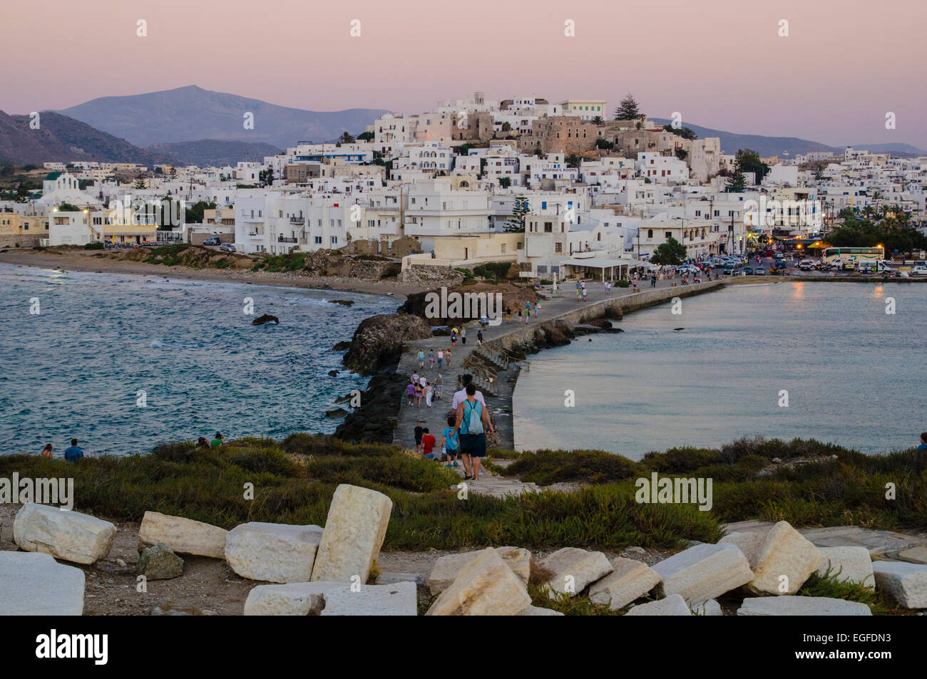 Avis de Naxos Chora au coucher du soleil à partir de l'îlot de Palatia, de l'île de Naxos, Cyclades, Grèce Banque D'Images