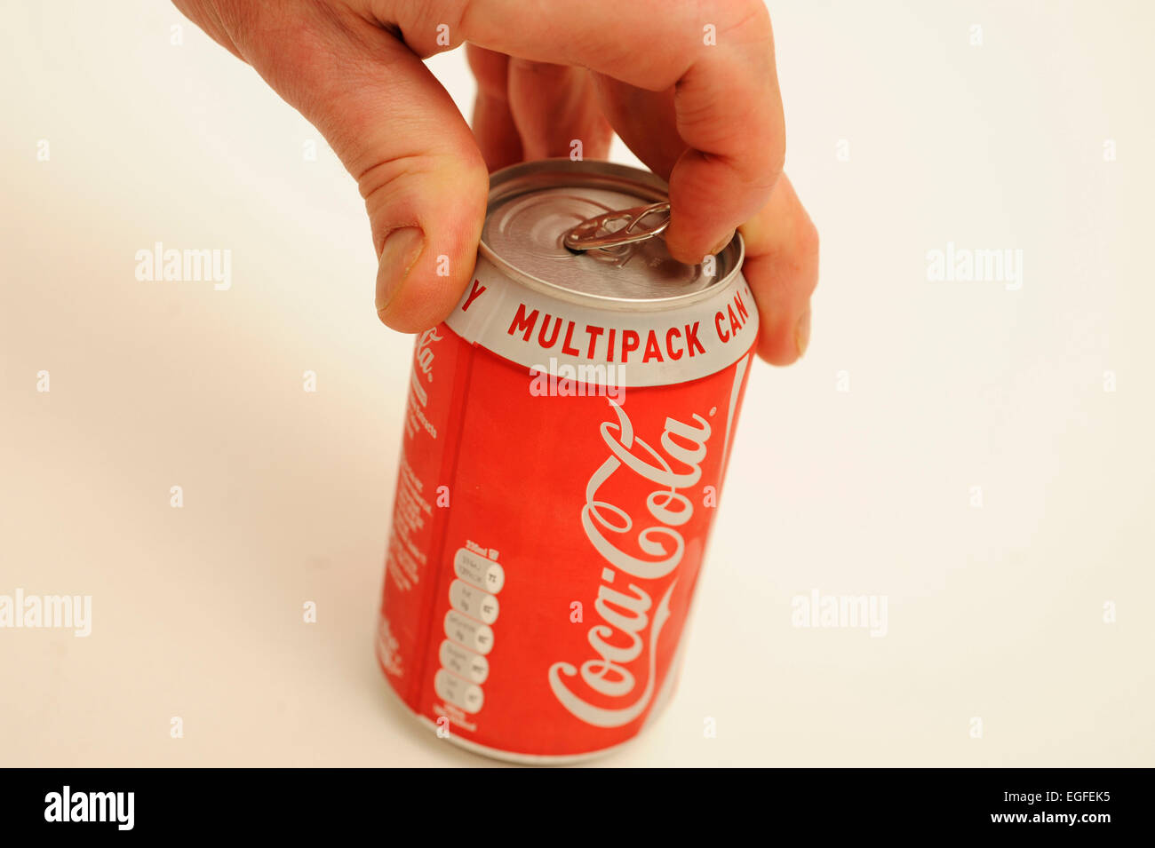 Homme de l'ouverture d'une boîte de Coca Cola Banque D'Images