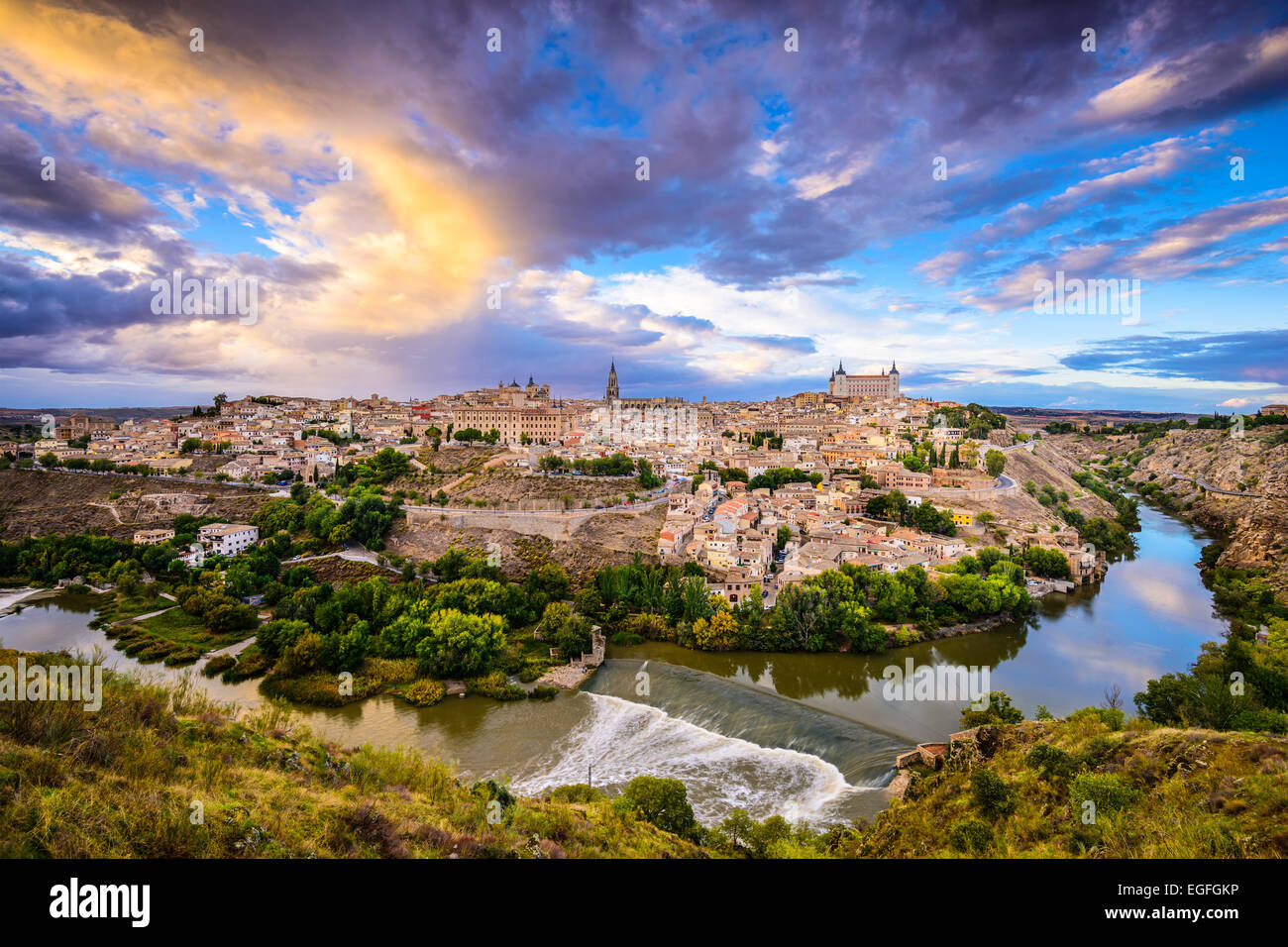 Tolède, Espagne ville skyline sur le Tage. Banque D'Images