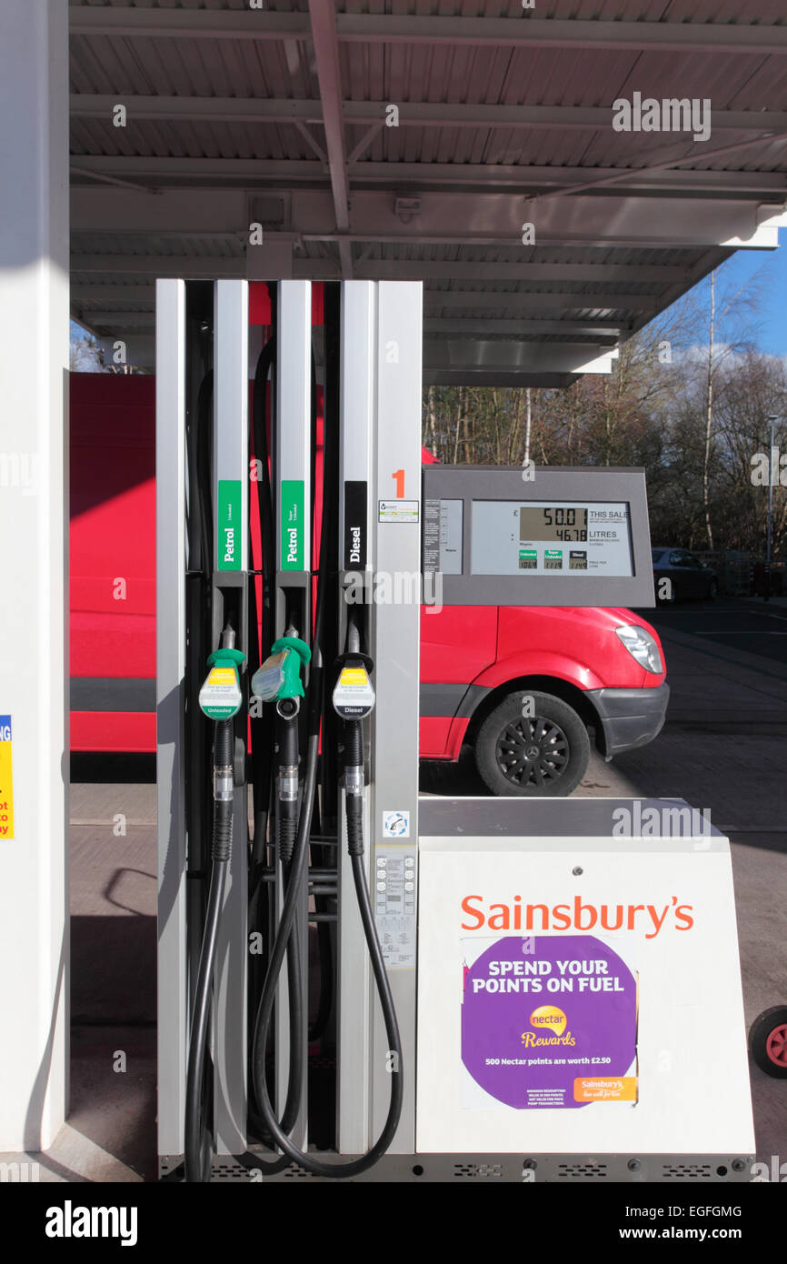 Les pompes à carburant à la station de remplissage Sainsbury's Banque D'Images