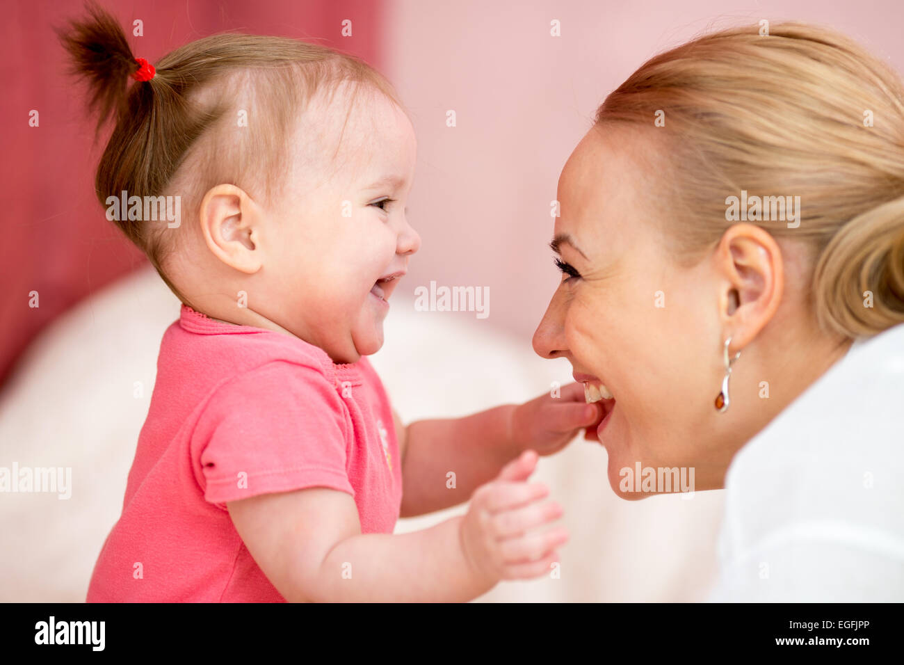 Maman regarde avec amour à bébé. Parenthood bonheur la conception. Banque D'Images