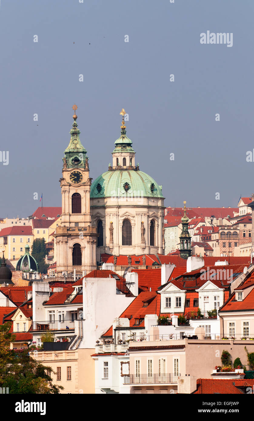 L'église St Nicolas à Prague et bâtiments environnants. Banque D'Images