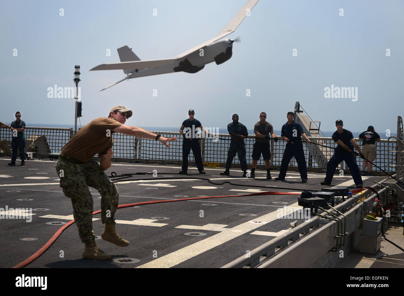 Un marin de l'US Navy lance un RQ-20A Puma Aqua de drone aérien à bord du transport maritime militaire commun de commande bateau à grande vitesse l'USNS lance le 10 février 2015 au large de la côte du Ghana dans l'océan Atlantique. Banque D'Images