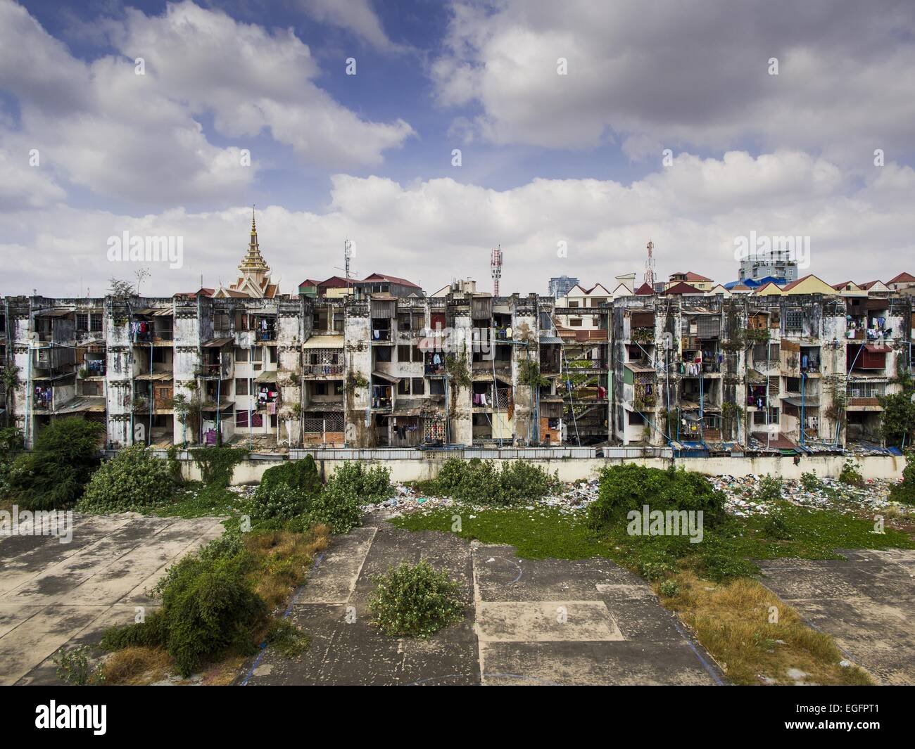 Phnom Penh, Phnom Penh, Cambodge. Feb 24, 2015. L'extérieur de l'édifice blanc à Phnom Penh. Le bâtiment blanc, le premier immeuble d'appartements modernes à Phnom Penh, à l'origine, avait 468 appartements, et a été ouvert au début des années 1960. Le projet a été supervisé par Vann Molyvann, le premier architecte cambodgien fait ses études en France. Le bâtiment a été abandonnée au cours de l'occupation des Khmers rouges. Après les Khmers rouges ont été chassés de Phnom Penh en 1979, des artistes et des danseurs a déménagé dans le bâtiment blanc. © ZUMA Press, Inc./Alamy Live News Banque D'Images