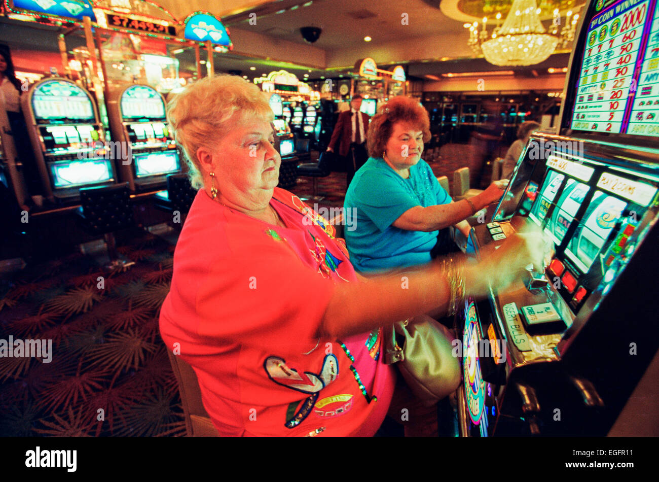 LAS VEGAS, NV - 10 novembre - les joueurs de sexe féminin dans le casino à l'Aladdin Hotel de Las Vegas, Nevada, le 10 novembre 1997. Banque D'Images