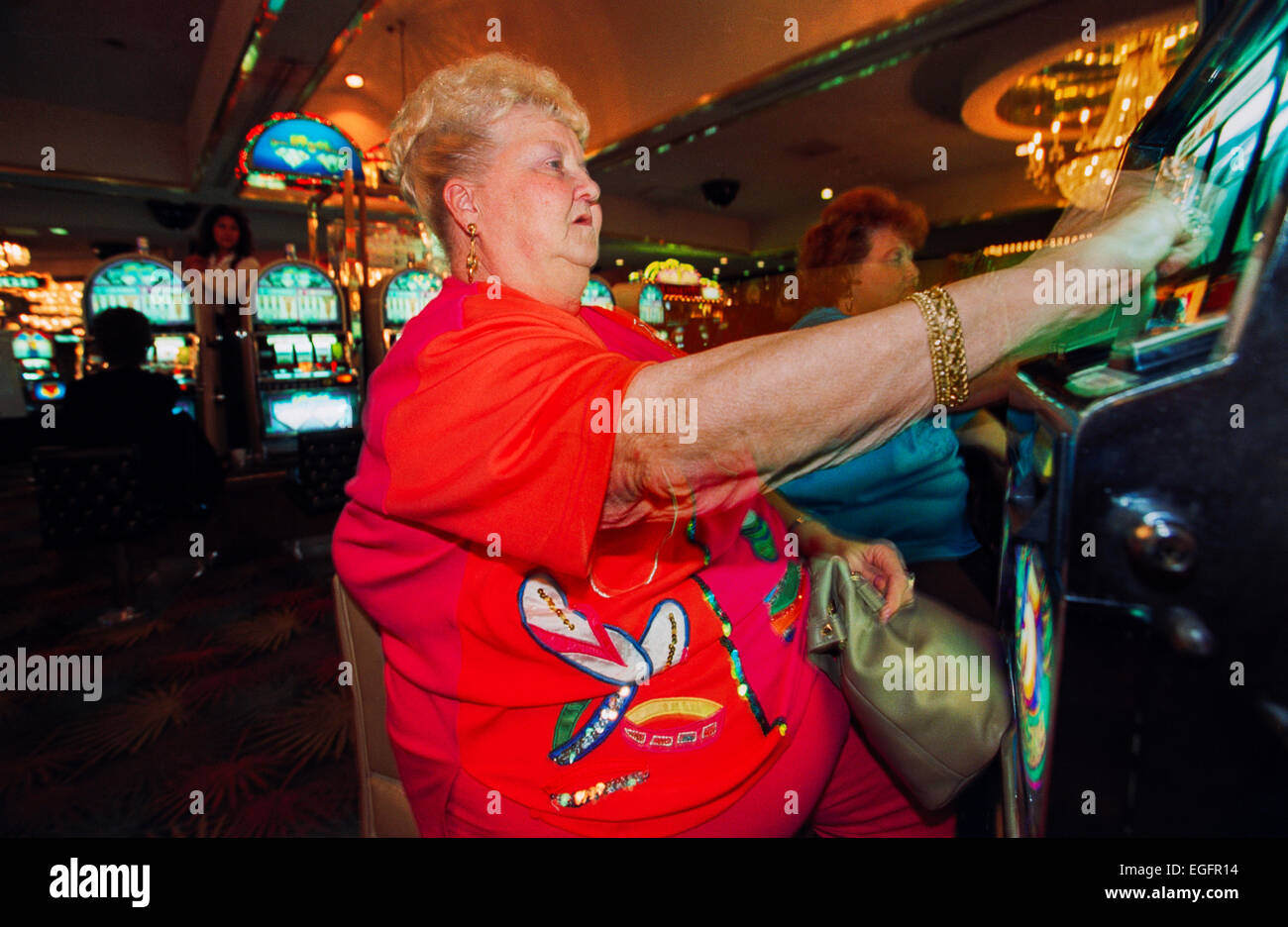 LAS VEGAS, NV - 10 novembre - les joueurs de sexe féminin dans le casino à l'Aladdin Hotel de Las Vegas, Nevada, le 10 novembre 1997. Banque D'Images