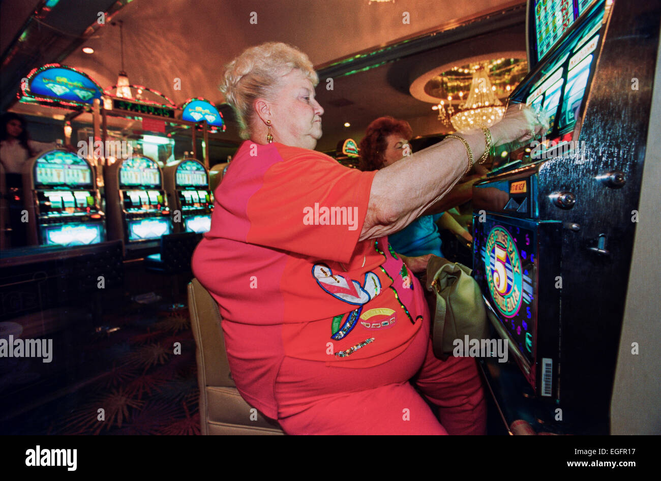 LAS VEGAS, NV - 10 novembre - les joueurs de sexe féminin dans le casino à l'Aladdin Hotel de Las Vegas, Nevada, le 10 novembre 1997. Banque D'Images
